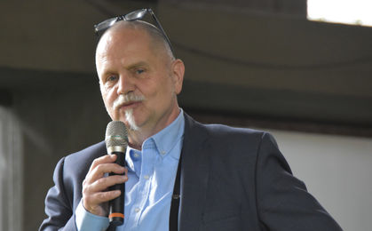 Moderator Christoph Baumanns bei der Vernissage zu Poem of Pearls am 4. Juni 2022 (Foto: Kerstin Leitschuh)